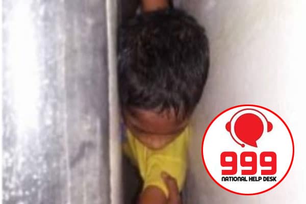 ৯৯৯-এ কল, দেয়ালে মাথা আটকে পড়া স্কুলছাত্রকে উদ্ধার