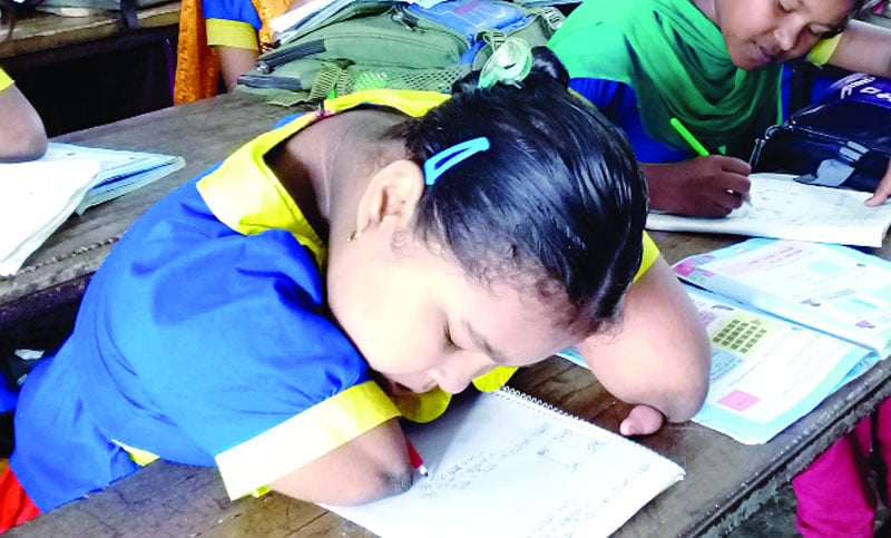 হাত-পা ছাড়াই পুরো স্কুলে মেধাতালিকায় প্রথম
