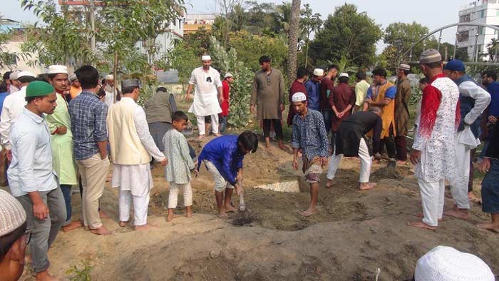 পারিবারিক কবরস্থানে চিরনিদ্রায় শায়িত কবি আল মাহমুদ