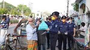 করোনা মোকাবেলায় সম্মুখযোদ্ধা হিসেবে লড়াই করছে পুলিশ বাহিনী
